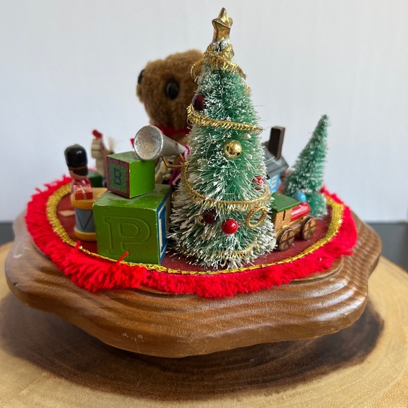 Schmid 1984 CHRISTMAS EVE Music Box Wood Base & Toys - Picture 7 of 7